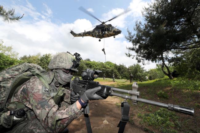 유격훈련 2주 차 유격전술훈련에 돌입한 육군53사단 기동대대 장병들이 급속 헬기 로프 하강 훈련을 하고 있다. 
