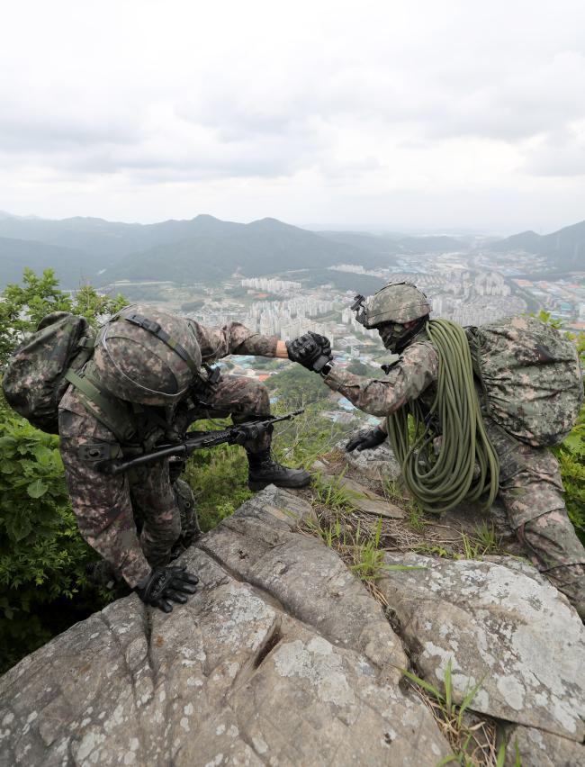 기동대대 장병들이 장애물 극복 방법을 바탕으로 암석지대를 극복하는 모습.