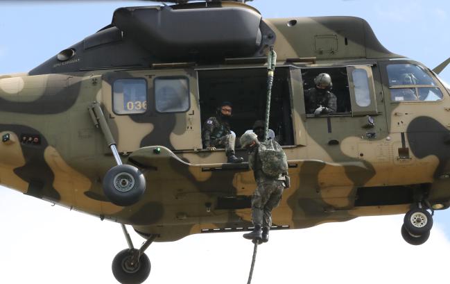 장병들이 수리온 헬기에서 급속 헬기 로프 하강 훈련을 하고 있는 모습. 