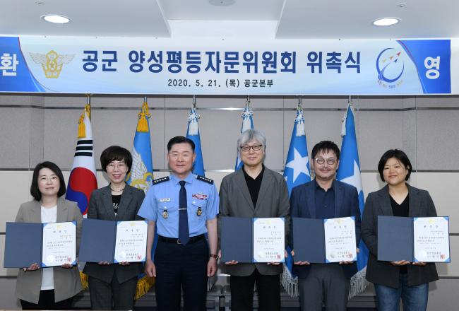 21일 공군본부에서 공군 양성평등자문위원 위촉식이 거행된 가운데 원인철(왼쪽 셋째) 공군참모총장과 위촉 자문위원들이 기념사진을 찍고 있다.  공군 제공