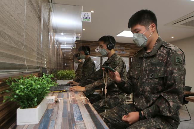 육군2작전사령부 장병들이 부대 내 도서관 ‘무열카르페드림’에 설치된 전자도서관 코너에서 오디오북 서비스를 이용하고 있다.  부대 제공