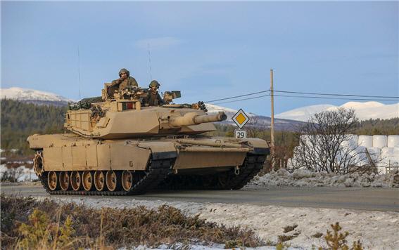 ‘트라이던트 정처(Trident Juncture)’ 훈련에 참가한 미 해병2사단 탱크대대의 모습. 
 사진=NATO 홈페이지 영상 캡처