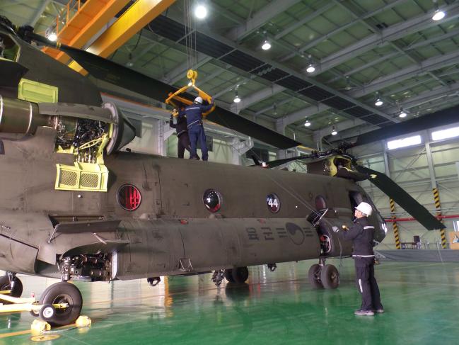 육군종합정비창 항공기정비단 정비요원들이 CH-47D 시누크 헬기를 정비하고 있다. 부대는 지난해 12월 시누크 헬기에 대한 창정비를 최초로 완료했다.  부대 제공
