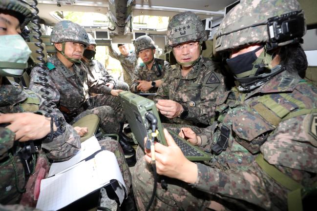 25일 서욱(오른쪽 둘째) 육군참모총장이 육군과학화전투훈련단에서 진행된 아미 타이거 4.0 전투실험 현장을 찾아 실험에 참가한 25사단 만월봉대대 한진화(대위) 2중대장으로부터 대대급 전투지휘체계(B2CS)에 관해 보고받고 있다.   조종원 기자