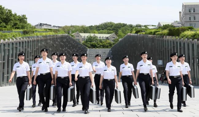 이화여자대학교 225학군단 학군사관후보생들이 독특한 건축양식으로 유명한 교내 이화여대캠퍼스복합단지(ECC)에서 5월의 끝자락을 느끼며 함께 걷고 있다. 사진=한재호 기자