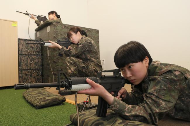 이화여대 학군단 내 설치된 사격술예비훈련장에서 후보생들이 개인화기 사격술 훈련을 하고 있다. 사진=한재호 기자