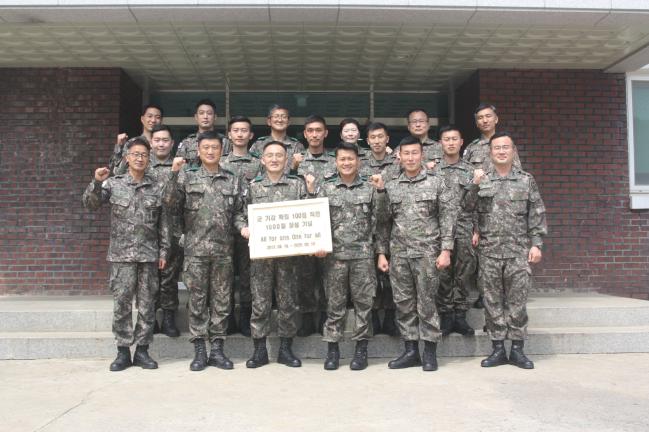 고창준(앞줄 왼쪽 셋째) 육군37사단장이 ‘군기강 확립 1000일’ 기록을 달성한 단양대대 장병들과 기념 촬영을 하고 있다.  부대 제공