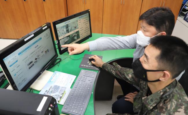 육군군수사 군수기반실 관계자들이 오는 29일까지 열리고 있는 ‘국산화 개발 사이버 전시회’상황을 실시간 점검하고 있다.  부대 제공