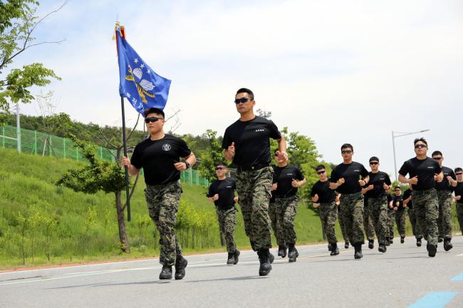 육군특수전사령부 비호부대 지역대장 황준홍(맨앞 오른쪽) 소령이 부대원들을 이끌고 뜀걸음을 하고 있다.  사진 제공=임태양 대위