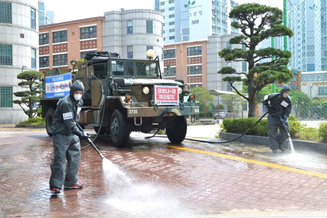 공군38전투비행전대 방역요원은 26일 부대 인근 용문초등학교에서 코로나19 방역지원을 하고 있다.  부대 제공