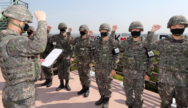 육군25사단 강경식(오른쪽 셋째) 승전대대장이 승전OP에서 대대 간부들과 함께 군 기강 확립 대책 선포식을 하고 있다.  양동욱 기자 