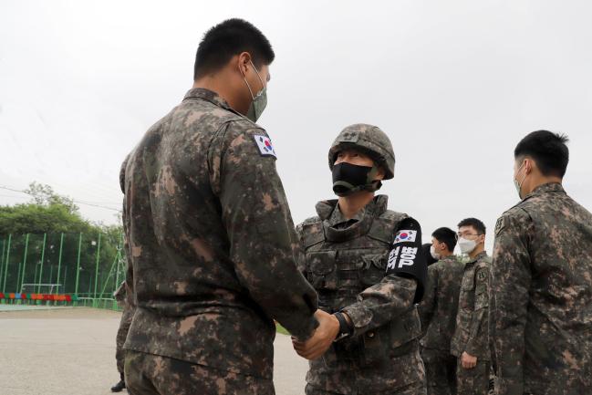육군25사단 강경식(중령·오른쪽) 승전대대장이 소초를 찾아 작전에 투입된 용사를 격려하고 있다.  부대 제공