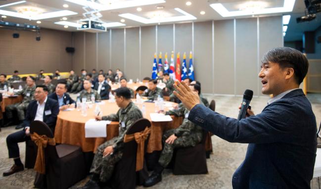 27일 열린 올해 첫 해군정책포럼에서 발표자로 나선 KBS 김대홍 책임프로듀서가 ‘포스트 코로나와 해군: 위기인가 기회인가’를 주제로 발표하고 있다.   해군 제공