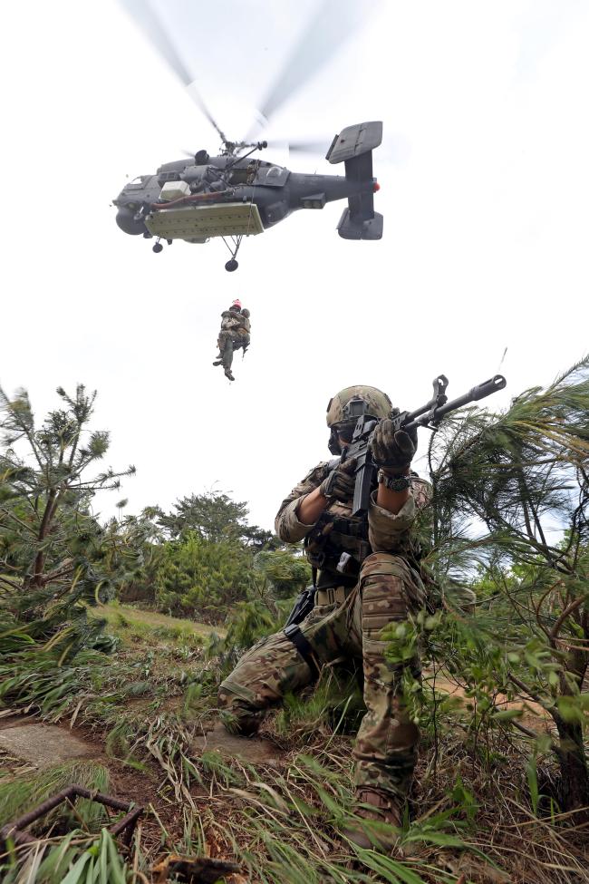 공군6탐색구조비행전대 항공구조사(SART)들이 26일 강원도 영월군 일대 산악지역에서 전투생환훈련을 하고 있다.      이경원 기자