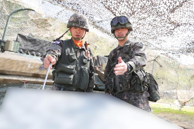 민철기(중령·오른쪽) 기갑수색대대장과 이정규(중령) 107항공대대장이 제병협동 전술훈련 현장에서 ‘육군항공 선도하 지상부대 운영’ 방안에 대해 토의하고 있다.