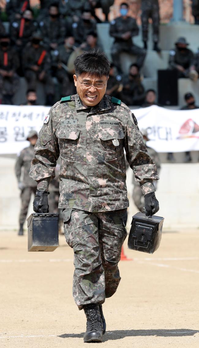 경연대회에 참가한 신희현 사단장이 15㎏ 무게 탄약통을 양손에 들고 달리기를 하고 있다. 사진=이경원 기자