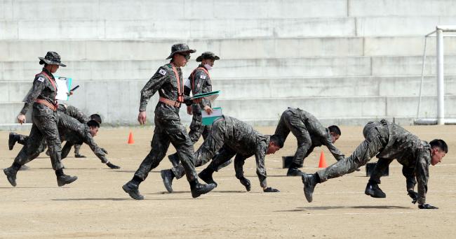 육군36사단 장병들이 경연대회 종목 중 하나인 전장순환운동에 포함된 베어워크(엎드려 기어가기)를 하고 있다. 사진=이경원 기자

