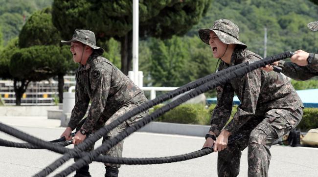 부대 장병들이 근력과 심폐지구력 향상을 위한 배틀로프 운동을 하고 있다. 사진=이경원 기자