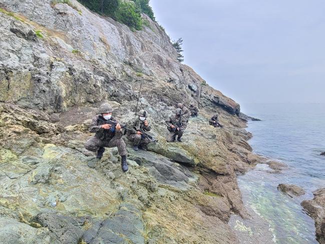 육군31사단 여수대대 해안중대장 조영훈(맨 앞) 대위가 해안선 수색정찰을 직접 지휘하고 있다.  부대 제공