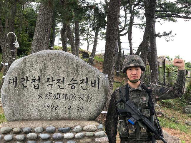 조영훈 대위가 실전과 같은 교육훈련을 바탕으로 주어진 임무를 완수해나갈 것을 다짐하며 기념사진을 찍고 있다.  부대 제공