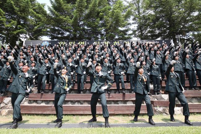 28일 육군특수전사령부 예하 특수전학교에서 열린 51기 2차 특전부사관 임관식에서 신임 특전부사관들이 특전군가와 구호를 제창하고 있다.  육군 제공