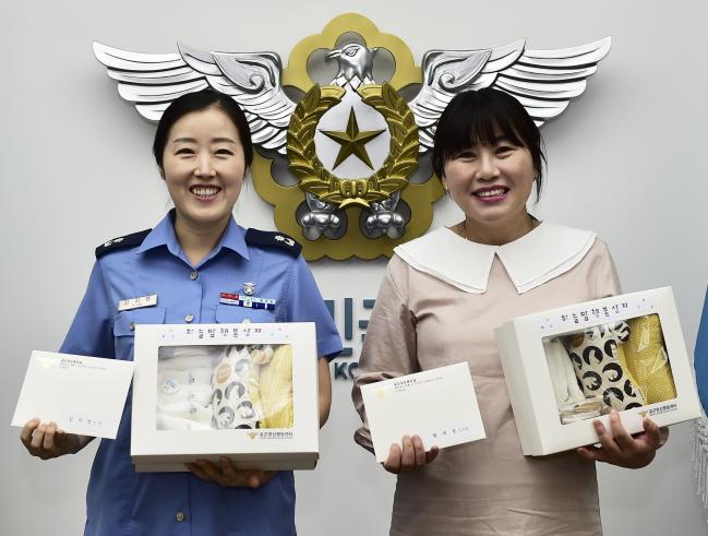 공군이 지난 29일 출산을 앞둔 여군·여군무원들에게 신생아 용품 및 임신 여성 관련 책자가 담긴 ‘하늘맘 행복 상자’를 선물한 가운데 이를 전달받은 여군·여군무원이 기념사진을 찍고 있다. 공군 제공