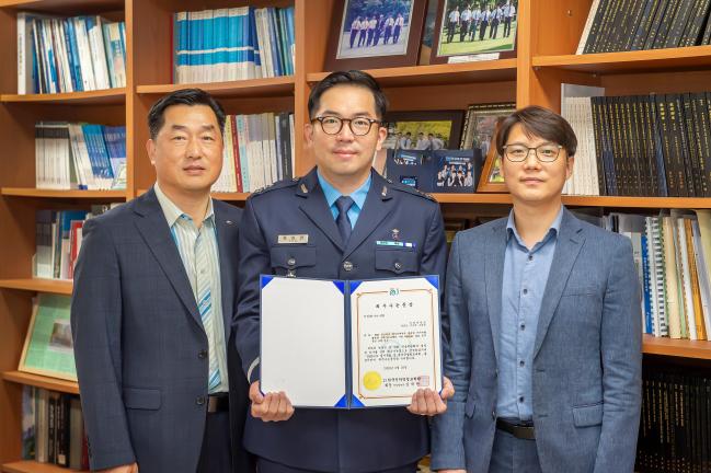 국방대학교 박사과정에 재학 중인 육심언(가운데) 공군소령(진)이 최근 한국인터넷정보학회 춘계학술대회에서 최우수논문상을 수상해 이수진(왼쪽)·조영호 교수와 함께 기념사진을 찍고 있다.  국방대 제공