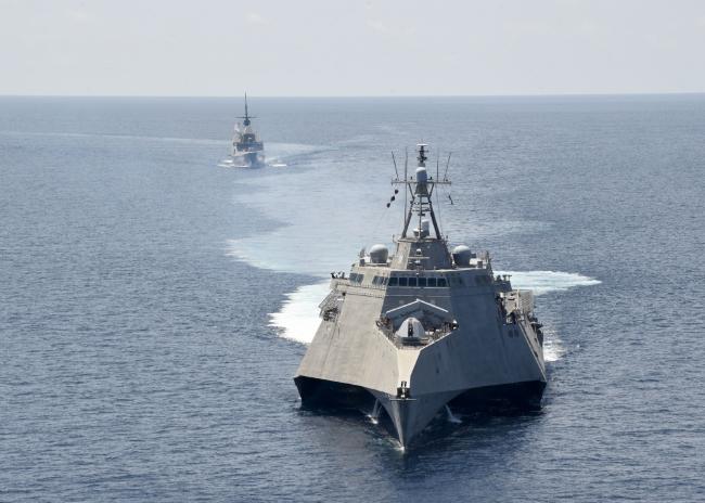 미국 7함대 소속 인디펜던스급 연안 전투함 가브리엘 기퍼드(앞)가 지난달 25일 남중국해에서 싱가포르 프리깃함과 상호 운용성 향상을 위한 훈련을 하고 있다.  미 인도태평양사령부 제공