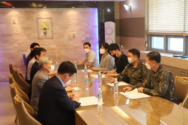 지난 29일 육군군수사령부에서 열린 간담회에서 군 급식 관계관과 농·수협 군납사업팀 관계자들이 군 급식 발전방안을 논의하고 있다. 부대 제공