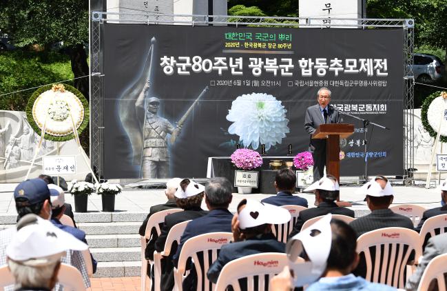 한국광복군 창군 80주년을 맞아 1일 국립서울현충원 대한독립군무명용사위령탑에서 ‘창군 80주년 광복군 합동추모제전’이 봉행돼 김영관(97) 한국광복군동지회 회장이 추념사를 하고 있다. 현재 생존해 계신 광복군은 15명으로 그나마 거동이 자유로우신 분은 김 동지회장뿐이다. 대한민국 국군의 뿌리로 불리고 있으나 회원들이 점점 나이 들어가며 동지회 사무실 운영조차 어렵게 꾸려가고 있어 많은 관심이 필요하다.       조용학 기자