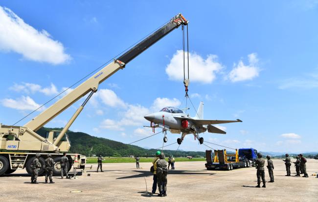 지난달 27일 실시된 공군8전투비행단 20-1차 전투태세훈련(ORE)에서 장병들이 FA-50 항공기의 활주로 이탈 상황을 가정해 사고구조훈련을 하고 있다.  사진 제공=전미화 중사