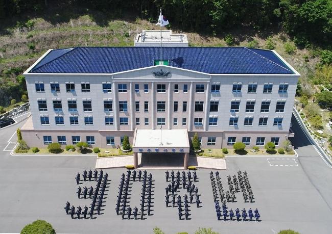 해군잠수함사령부 장병 및 군무원이 부대창설 30주년을 맞아 축하 퍼포먼스를 펼치고 있다.

 부대 제공