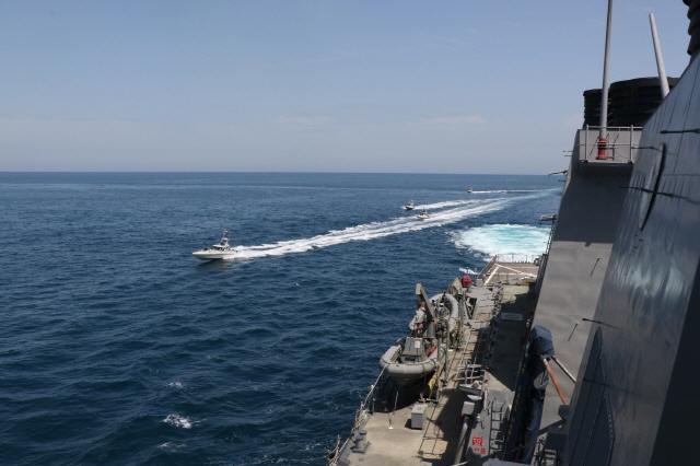 IRGC speed boats threaten US navy ship in the Persian Gulf on April 15, 2020.
사진 : U.S. Navy, Courtesy
*https://www.tf515.marines.mil/Photos/igphoto/2002282190/