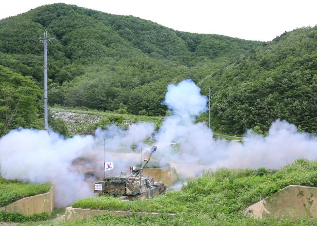 육군22사단이 6월 호국보훈의 달을 맞아 진행한 포탄사격훈련에서 K55A1 자주포가 표적을 향해 포탄을 쏘아낸 후 희뿌연 포연을 내뿜고 있다.  사진 제공=김학범 상사