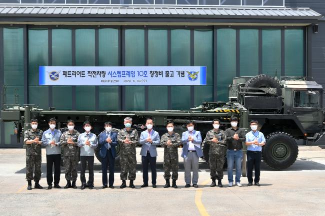 공군군수사령부 우맹호(대령·왼쪽 여섯째) 60수송전대장을 비롯한 전대 관계관들과 한국자동차연구원 관계자들이 3일 열린 패트리어트 레이더장비 시스템프레임 최종 출고식 후 기념사진을 찍고 있다.  사진 제공=황영훈 일병