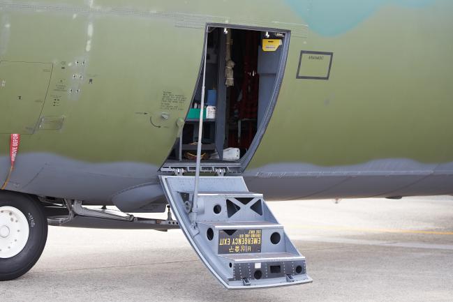 <strong>CREW ENTRANCE DOOR </strong>승무원들이 항공기 내부로 들어갈 때 사용되는 도어이며 비상탈출 시 공중에서도 사용할 수 있다.