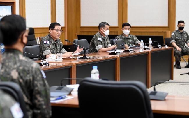 2020년 전반기 국방개혁 2.0 해군 추진점검회의에서 김정수(중장·맨 왼쪽) 해군참모차장이 회의를 주재하며 발언하고 있다.  해군 제공