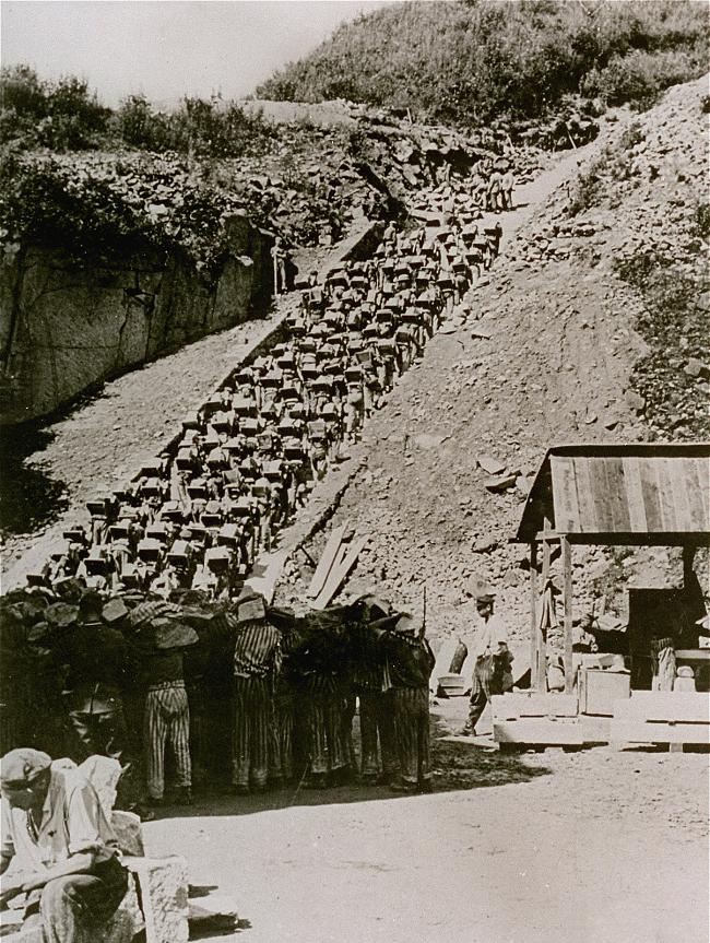 1942년 나치에 의해 촬영된 마우트하우젠 강제수용소의 ‘죽음의 계단’(왼쪽)과 현재의 모습. 마우트하우젠 강제수용소의 수용자들은 186개의 계단에 약 50kg의 짐을 싣고 옮겼다. 지친 수감자들이 쓰러지면 앞에 있는 다른 수감자들도 넘어지는 도미노 효과로 많은 이들이 이곳에서 목숨을 잃었다. 관광객이 쉽게 오르내릴 수 있도록 계단을 다듬고 곧게 폈지만 그 당시에는 기울어지고 미끄러웠다.  

 사진=www.britannica.com/dissolve.com