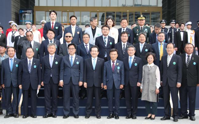 봉오동전투 전승 100주년 기념식이 7일 오전 서울 용산구 전쟁기념관 평화광장에서 거행된 가운데 정세균(맨 앞줄 왼쪽 다섯째) 국무총리와 정경두(맨 앞줄 오른쪽 넷째) 국방부 장관을 비롯한 참석자들이 기념사진을 찍고 있다.  연합뉴스