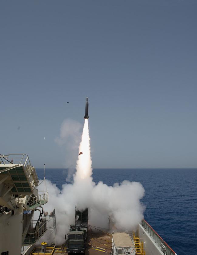이스라엘 IAI사가 LORA 탄도미사일 해상 발사 시험을 하고 있는 모습.  출처=janes.com