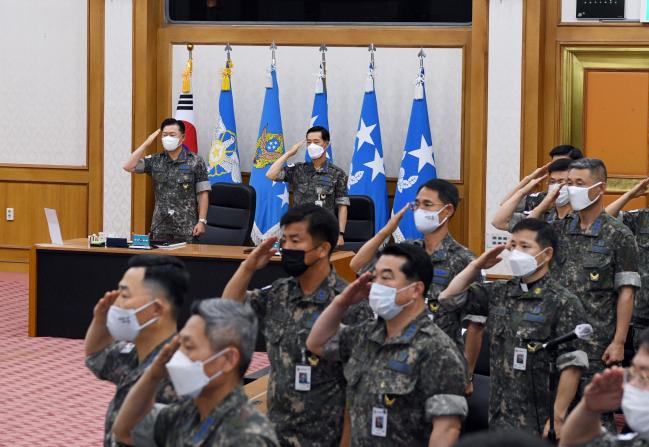 원인철(맨 뒷줄 왼쪽) 공군참모총장이 지난 19일 공군본부 대회의실에서 열린 ‘2020년 전반기 공군 지휘관회의’에 앞서 공군본부 부·실·단장과 함께 국기에 대한 경례를 하고 있다.  공군 제공