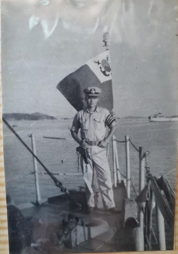 안제마 중위의 할아버지 고(故) 안창휘 옹이 해군대위 시절 찍은 사진.  부대 제공