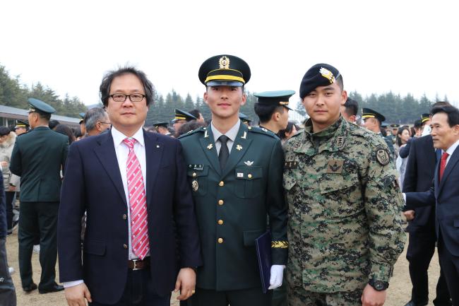 안제마(가운데) 중위가 임관식 당시 아버지 안선형(왼쪽) 씨, 형 안요한 대위와 찍은 사진.  부대 제공