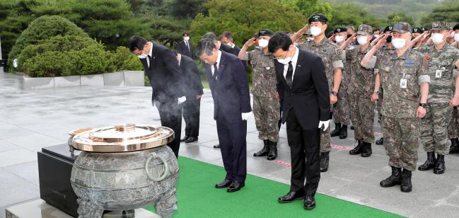 정경두(맨 앞줄 가운데) 국방부 장관과 군 관계자들이 6·25전쟁 70주년 기념일인 25일 오전 국립서울현충원을 방문, 호국영령들의 넋을 기리며 참배하고 있다.  조종원 기자