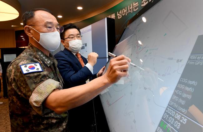 부석종(왼쪽) 해군참모총장이 지난 25일 해군본부 계룡대 대회의실에서 열린 전반기 ‘스마트 네이비’ 추진평가회의에 앞서 ‘스마트 전자해도대’를 직접 운용해 보고 있다.  해군 제공