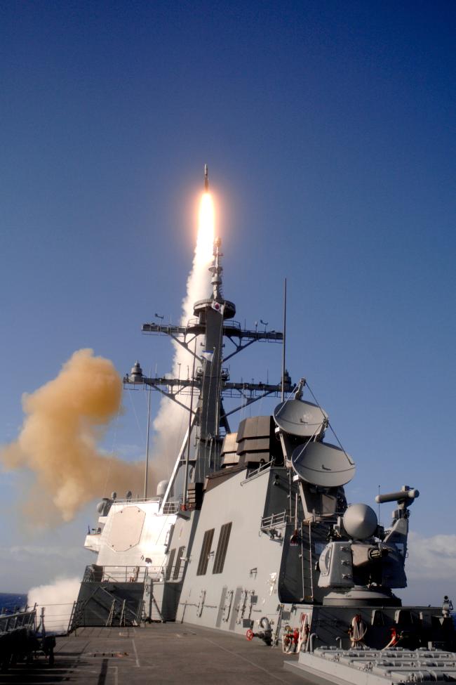 세종대왕함이 2016년 환태평양훈련에서 SM2 함대공 유도탄을 발사하고 있다. 
 해군 제공