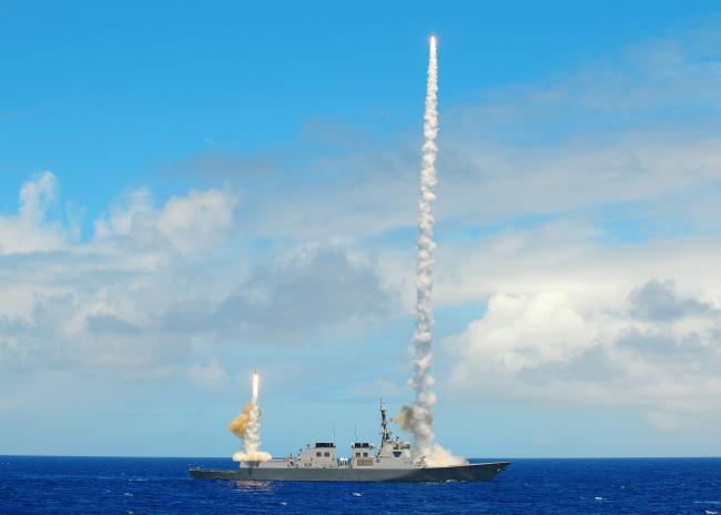 우리 해군의 이지스 구축함 시대를 열어 젖힌 세종대왕함이 2016년 환태평양훈련에서 다중 위협에 대응해 이지스 전투체계의 자동교전 모드로 SM2 함대공 유도탄 두 발을 동시에 발사하고 있다. 해군 제공
