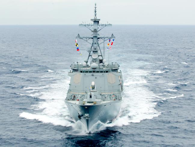 우리 해군의 세 번째 이지스 구축함 서애류성룡함이 파도를 가르며 항진하고 있다.  해군 제공