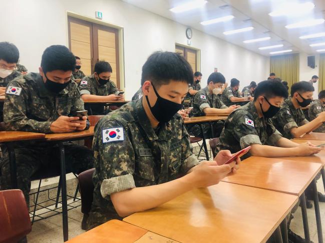 육군1사단 육탄연대 장병들이 SNS 및 스마트폰 클린 데이에 본인의 휴대전화를 점검하고 있다.  부대 제공