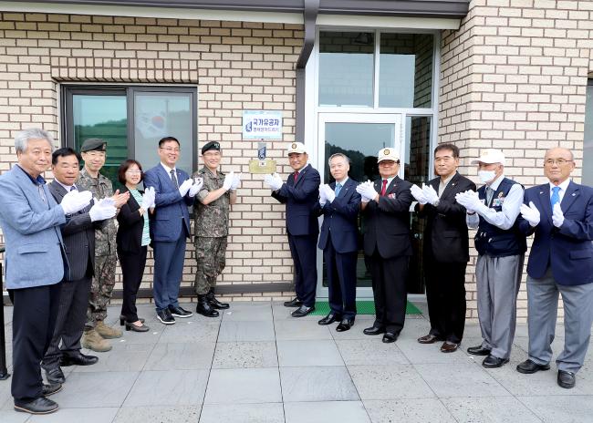 강창구(왼쪽 여섯째) 육군8군단장과 우동교(오른쪽 다섯째) 강원동부보훈지청장이 지난달 29일 열린 국가유공자 최영길(오른쪽 여섯째) 예비역 육군원사 자택에서 열린 국가유공자 명패 달아드리기 행사 후 기념촬영을 하고 있다.  사진 제공=김정훈 상사